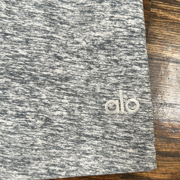 Alo Yoga Top Size Large - Picture 2 of 4